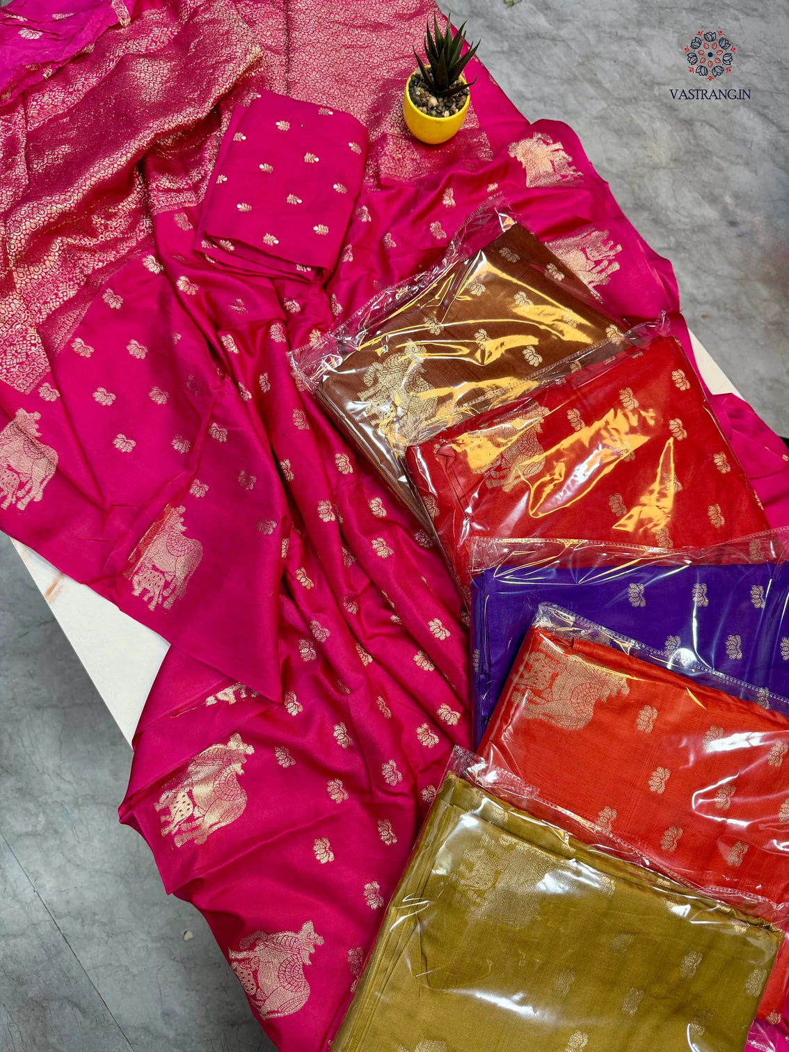 New Wedding Wear Pure Soft Viscose Crape Silk Zari Chit Palllu n Pichwari Border Fancy Designer Saree With Blouse