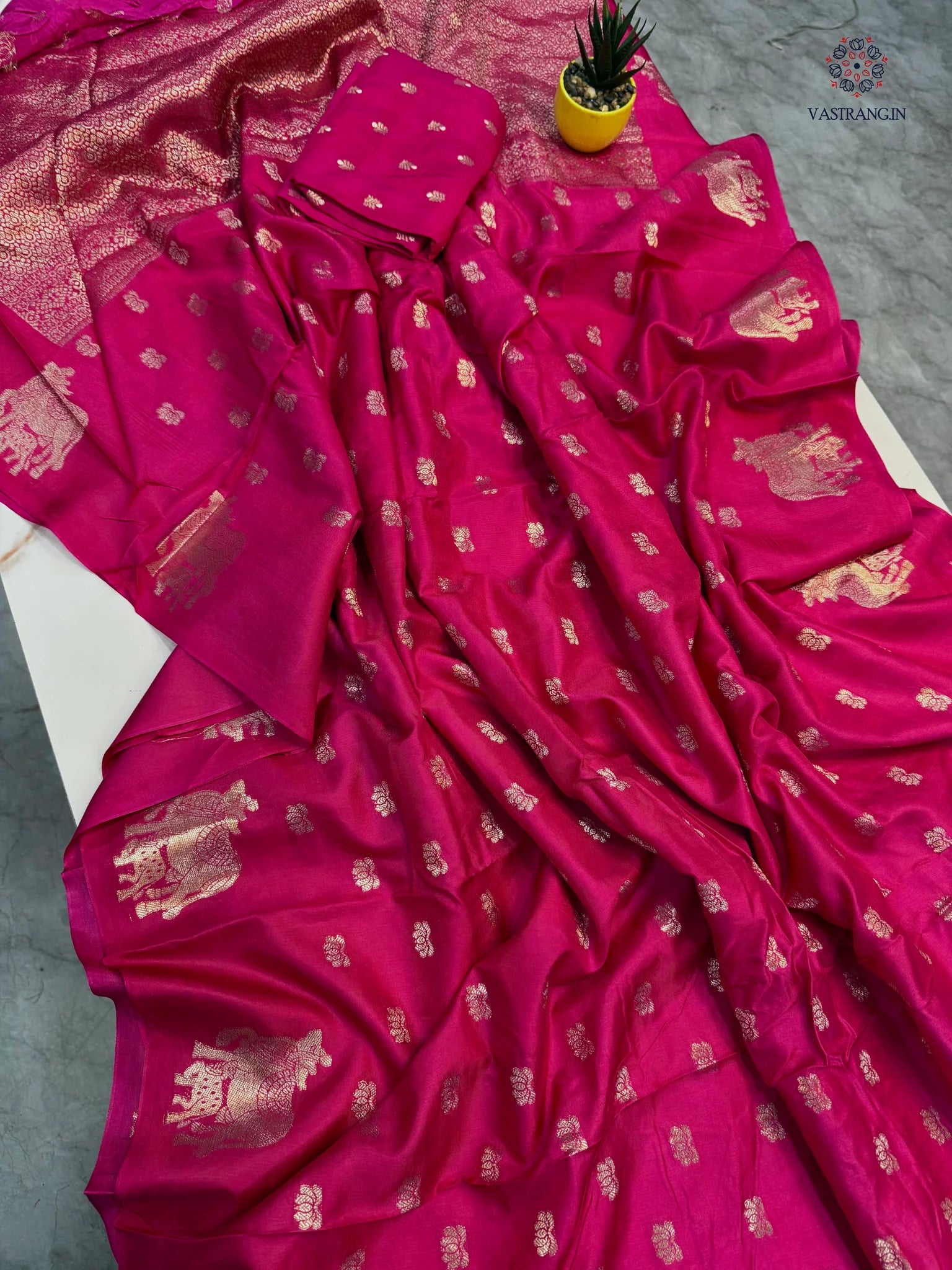 New Wedding Wear Pure Soft Viscose Crape Silk Zari Chit Palllu n Pichwari Border Fancy Designer Saree With Blouse